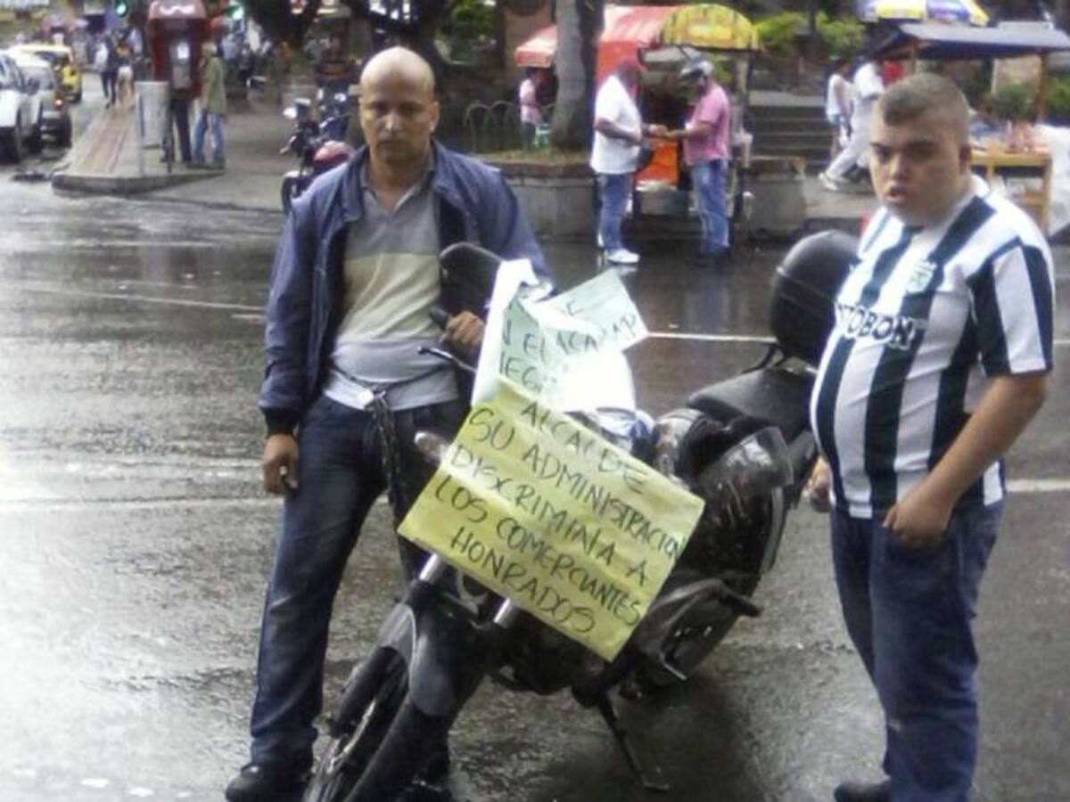 Se cosió la boca y se encadenó en protesta por obra en Caldas, Antioquia