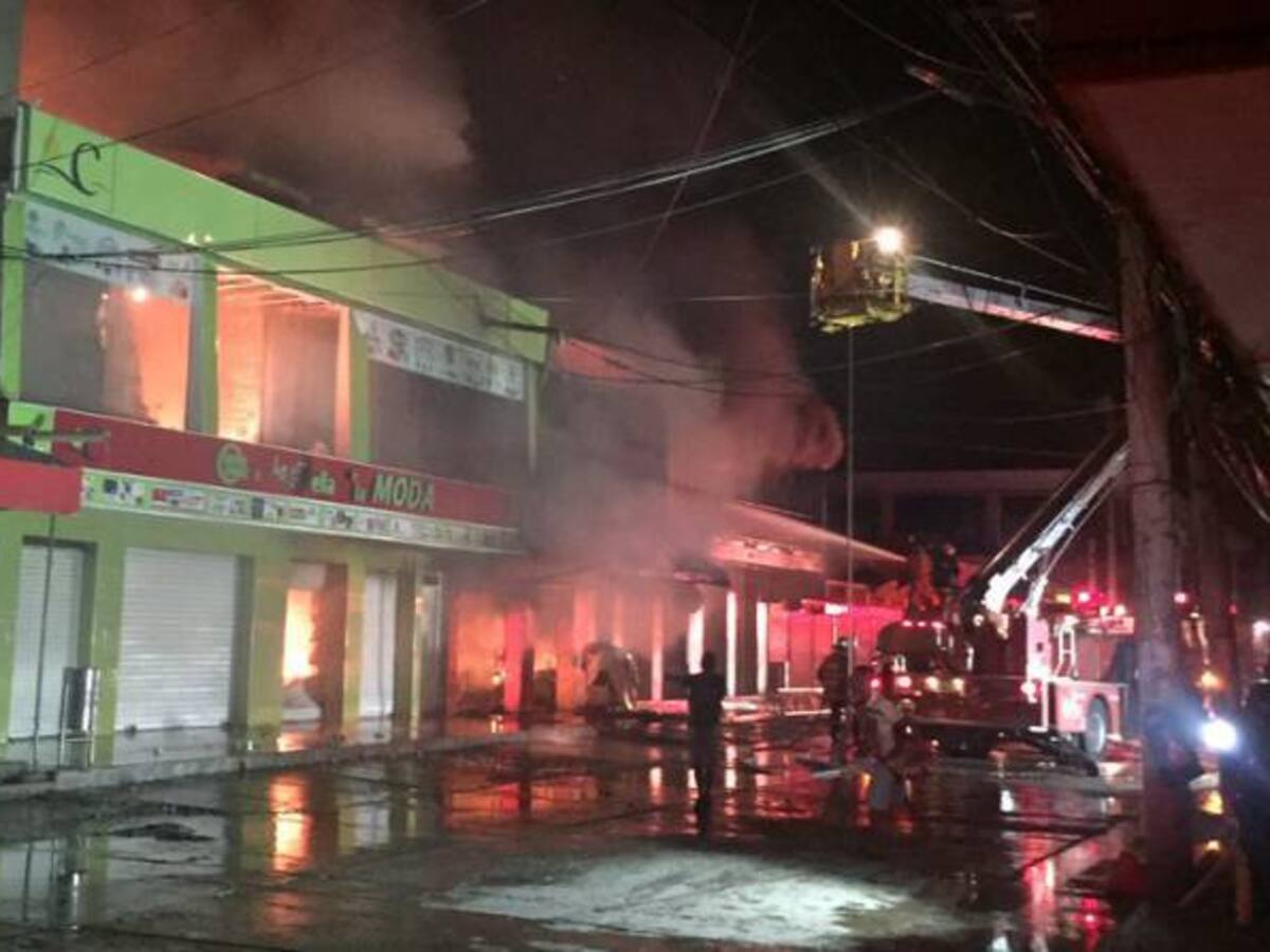 Emergencia por incendio en mercado público de Santa Marta