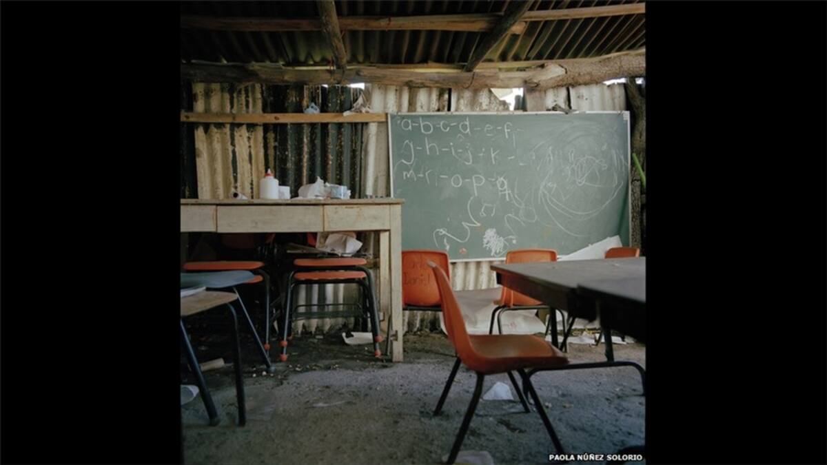 En algunos de los establecimientos más pequeños y remotos se enseña juntos a niños de distintas edades. En esta fotografía se ve una escuela construida en la cima de una colina en el pueblo de Ojos de Agua, en Morelia.