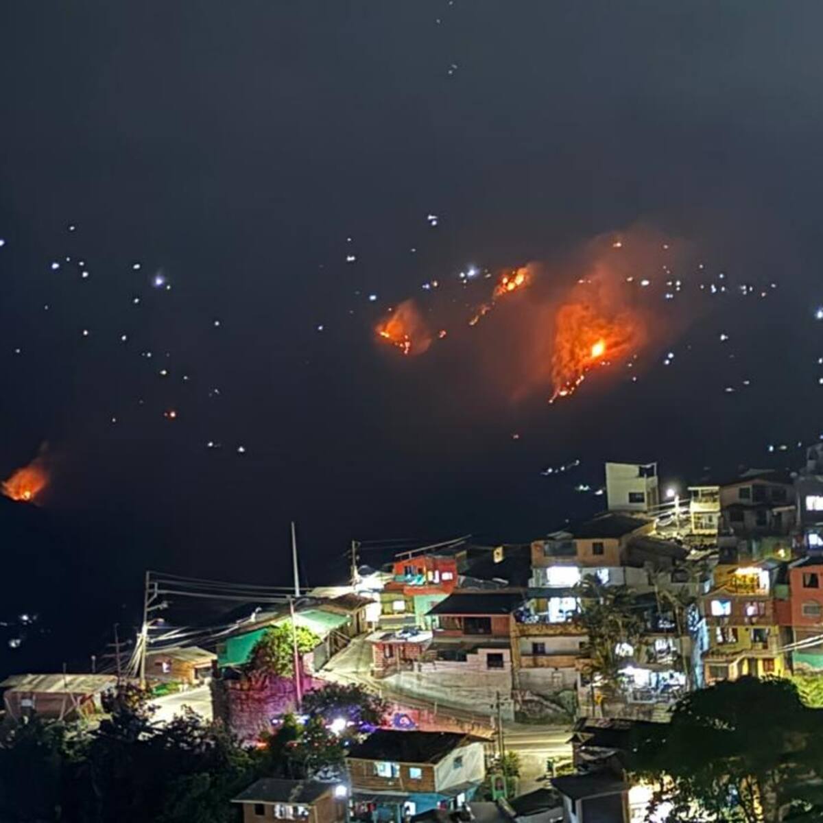 Incendio en Abejorral amenaza varias viviendas y la comunidad trata de controlar las llamas