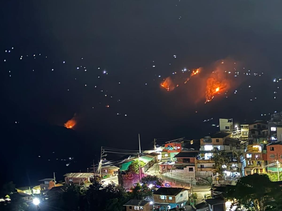 Incendio en Abejorral amenaza varias viviendas y la comunidad trata de controlar las llamas