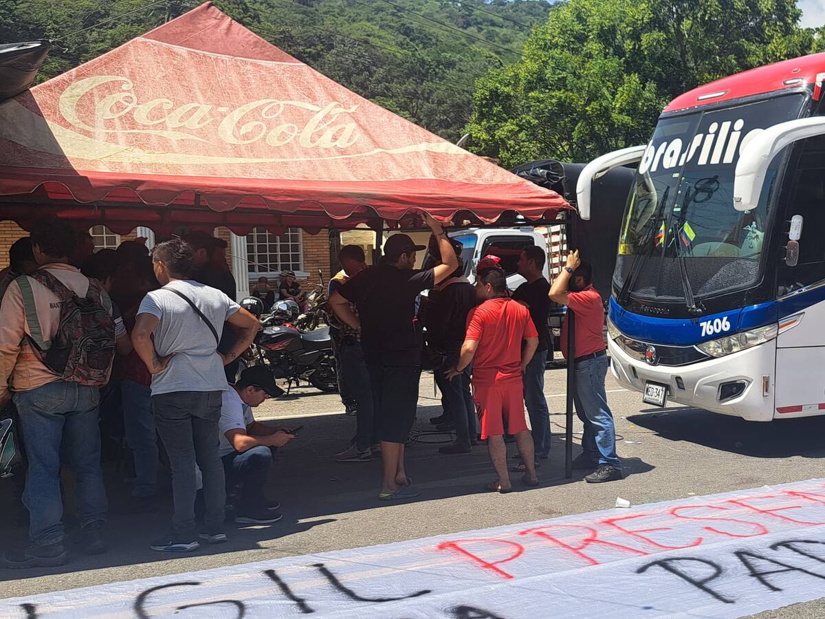 Más de 20 puntos viales bloqueados en Santander por paro de transportadores