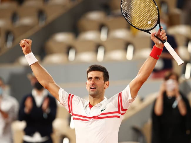 Djokovic festeja la clasificación a la final de Roland Garros.