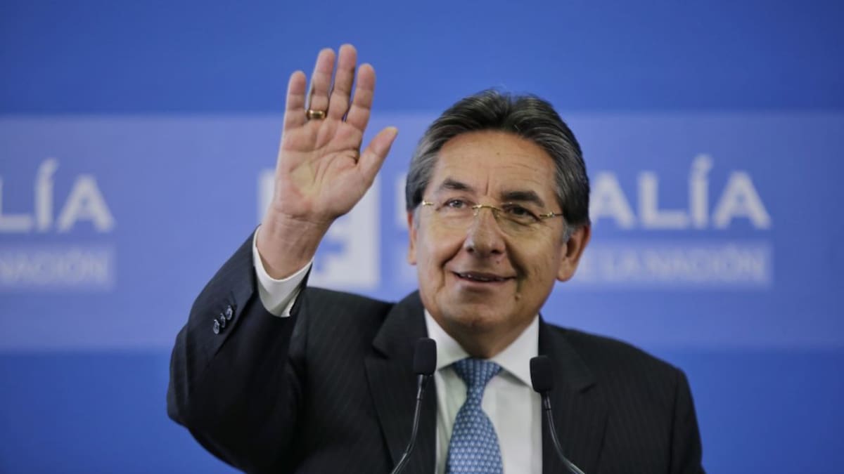 Para alquilar balcón: Debate de Petro y Cepeda al ex fiscal Martínez