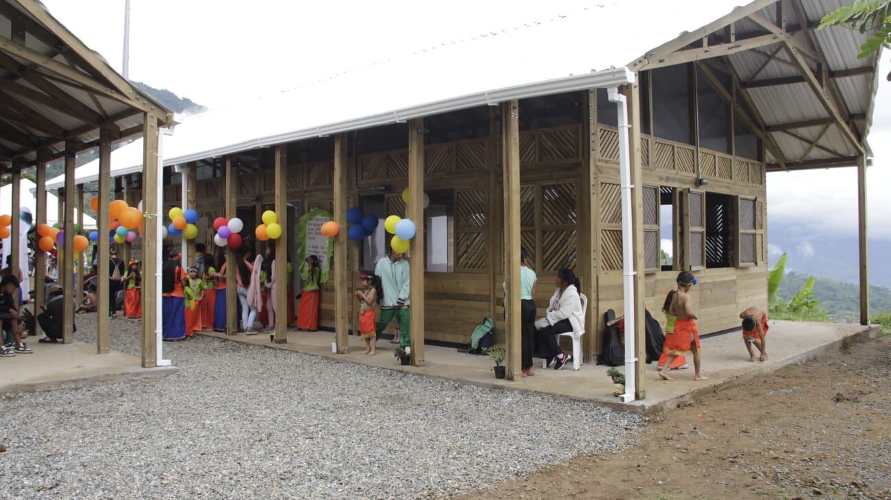 Entrega de escuela en la comunidad indígena Embera Chamí Marcelino Tascón, en Valparaíso Antioquia. Foto: Gobernación.