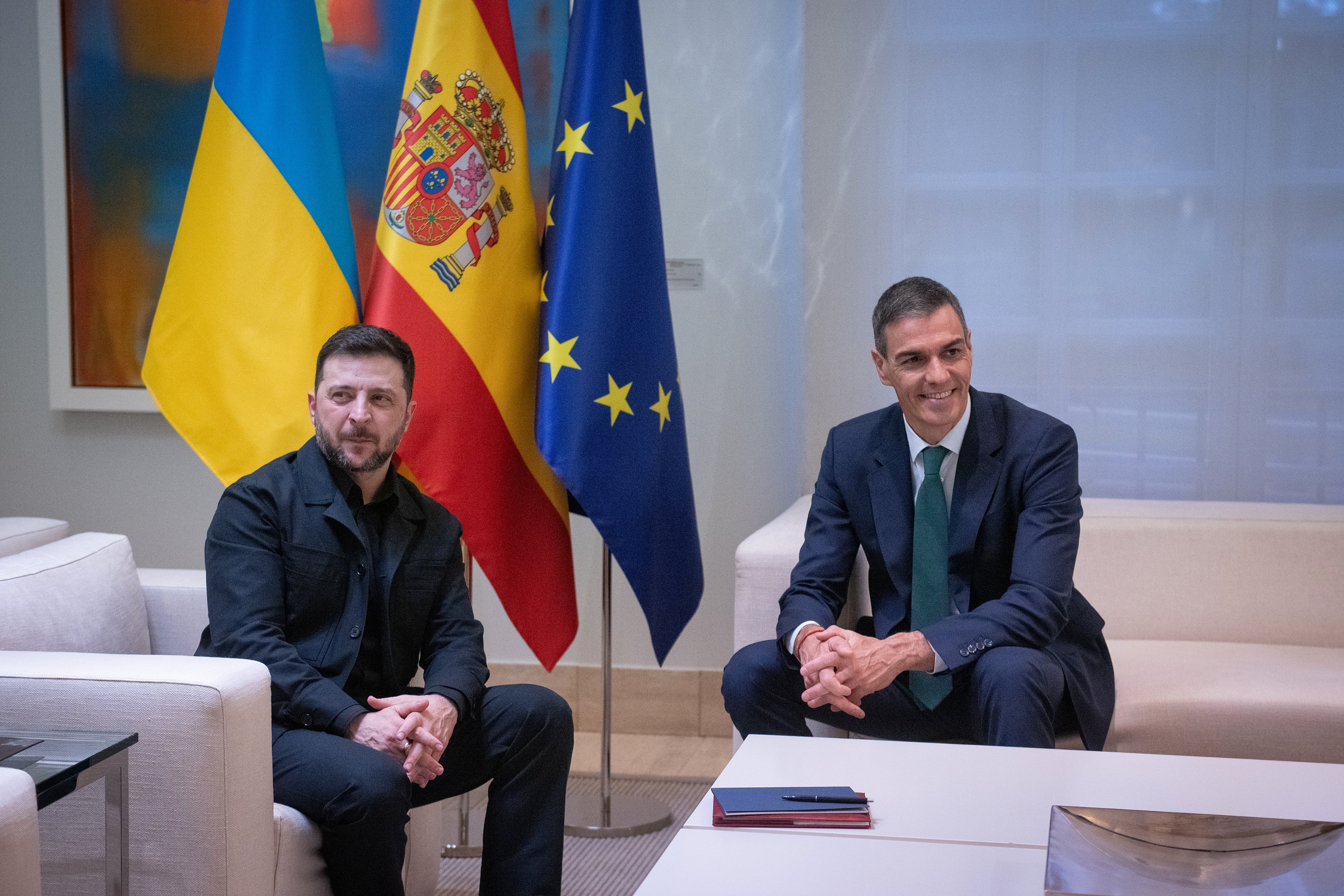 El presidente del Gobierno Español, Pedro Sánchez, con el presidente de Ucrania, Volodímir Zelenski, en el Palacio de la Moncloa, en Madrid, España. FOTO: Fernando Sánchez/Getty Images