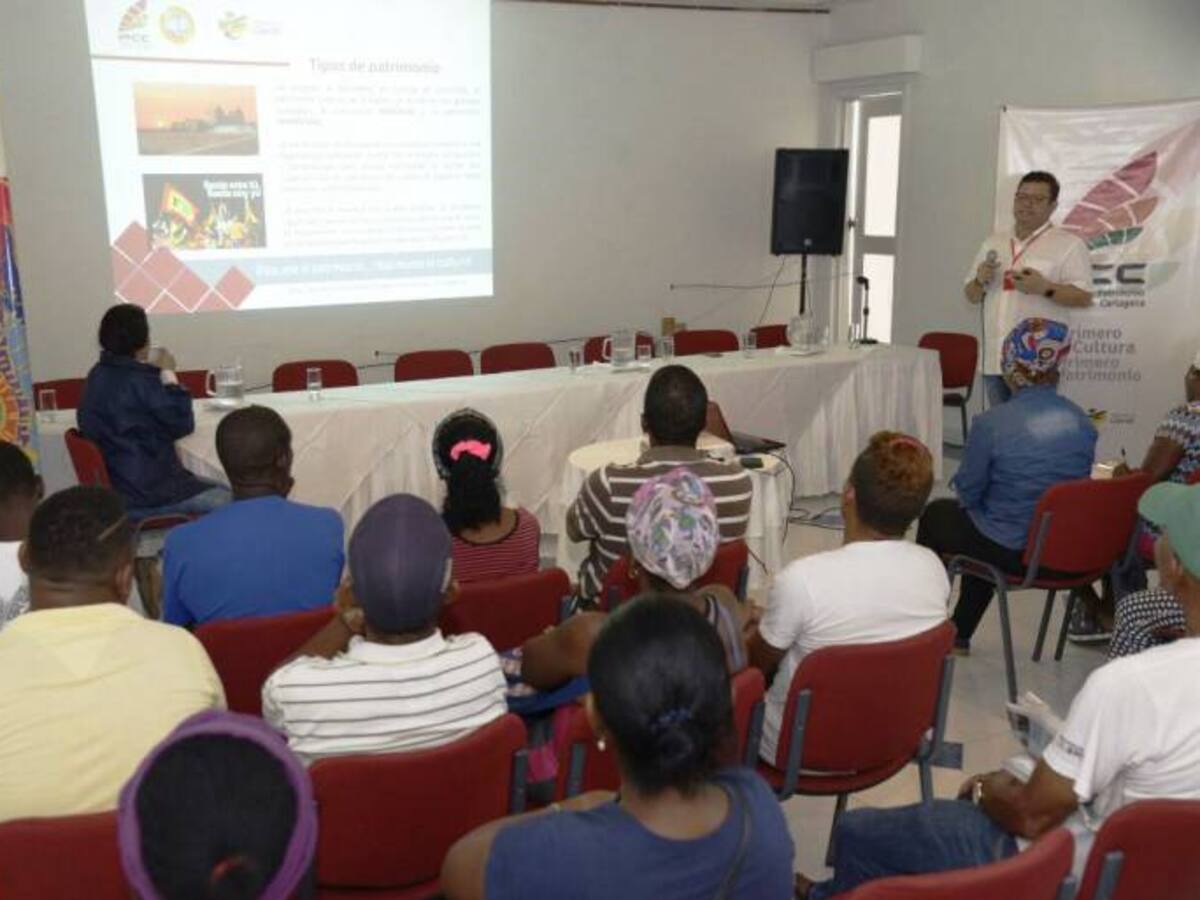 Trabajadores de las playas de Bocagrande reciben la “Cátedra Cartagena”