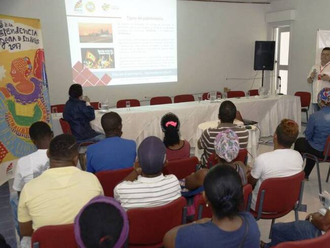 Trabajadores de las playas de Bocagrande reciben la “Cátedra Cartagena”