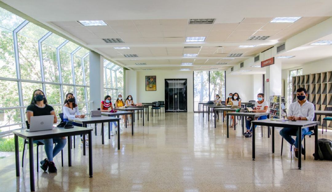 Toma de temperatura, puntos de desinfección, señalización, puntos amarillos para recordar el distanciamiento han sido algunas de las medidas