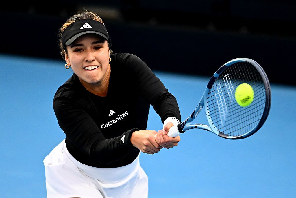 Camila Osorio durante su encuentro ante Emma Raducanu en el WTA de Hobart 2026. FOTO: Steve Bell/Getty Images