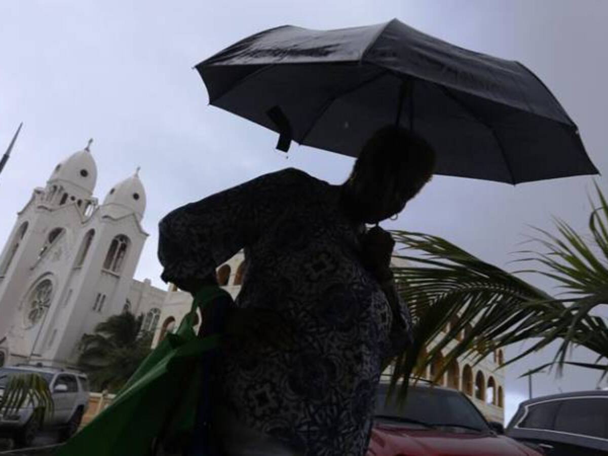 Centenares de familias salen de Miami para eludir el huracán Irma