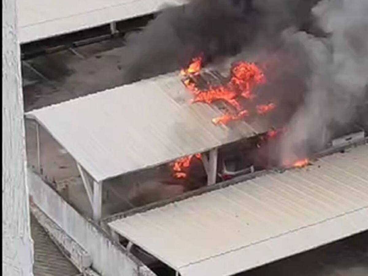 Bomberos atendieron incendio de un vehículo en Torres de la Plazuela