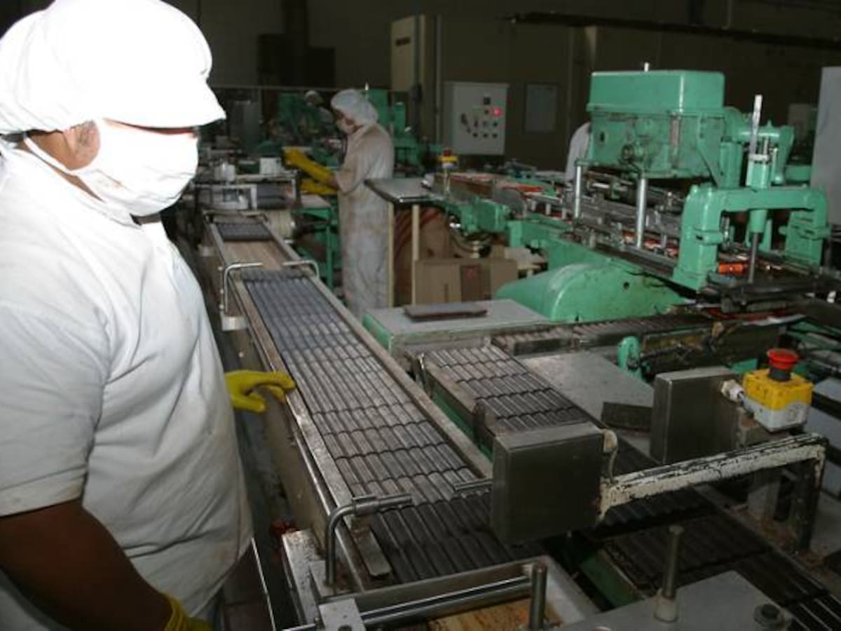 Industria presenta leve recuperación en noviembre pero cae la contratación de personal