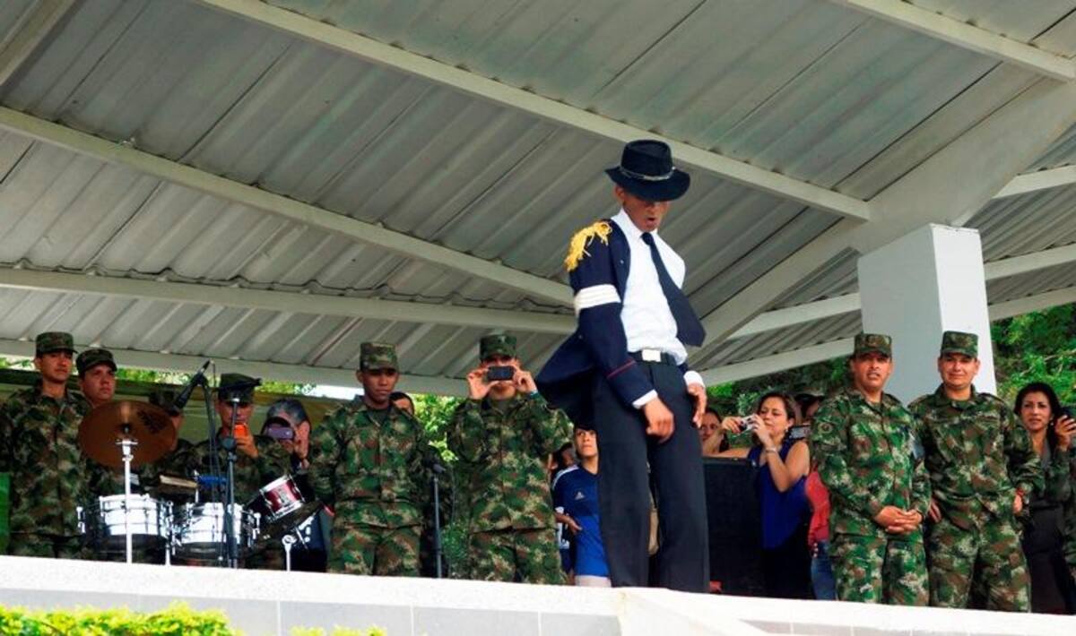 Durante el evento, integrantes de la Policía, el Esmad y el Ejército recibieron con emoción a Juanes, le prepararon una presentación musical con vallenato y otra con un Michael Jackson del batallón "Coronel Francisco José de Caldas".