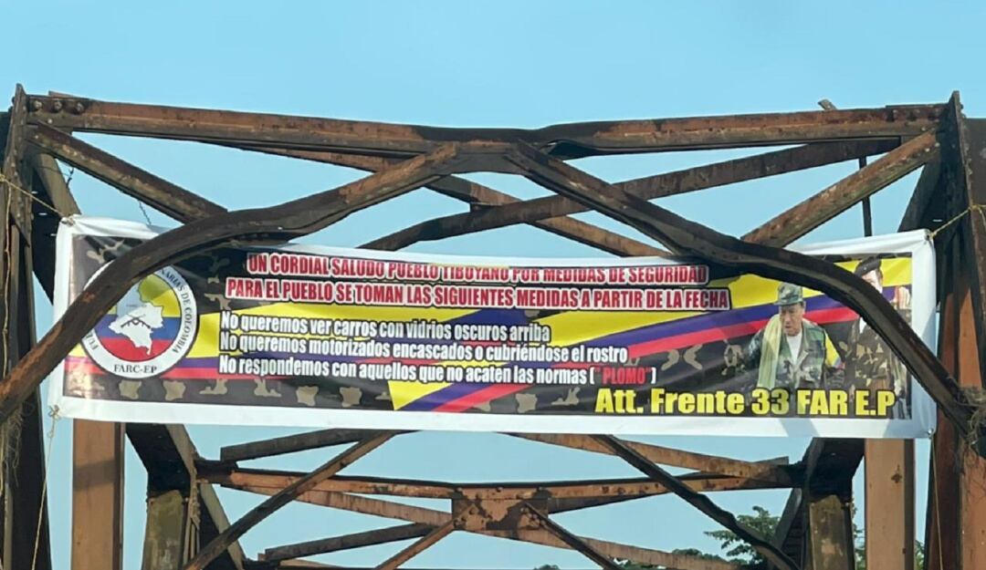 Pancartas imponiendo medidas a la población del Catatumbo