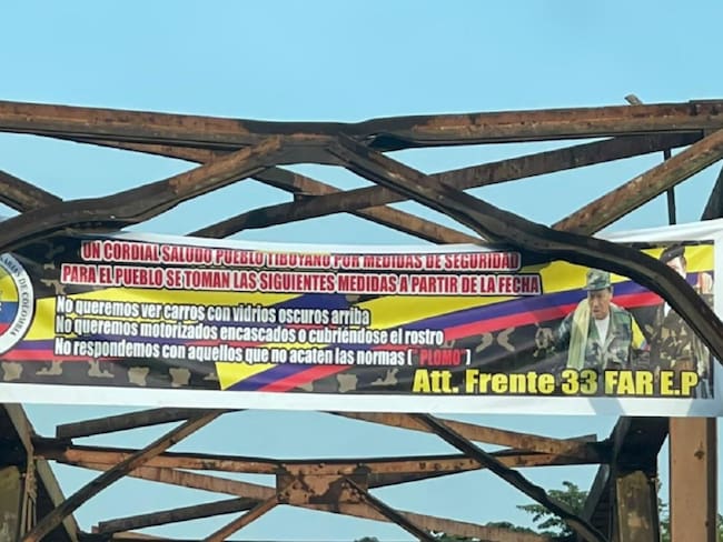 Pancartas imponiendo medidas a la población del Catatumbo