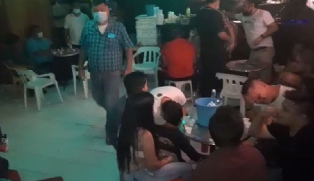 Las personas fueron multados por los policías. 