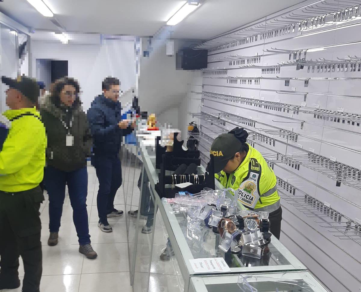 Dian aprehendió millonaria cifra en mercancía de contrabando tras operativo en Bogotá. Foto: Suministrada.