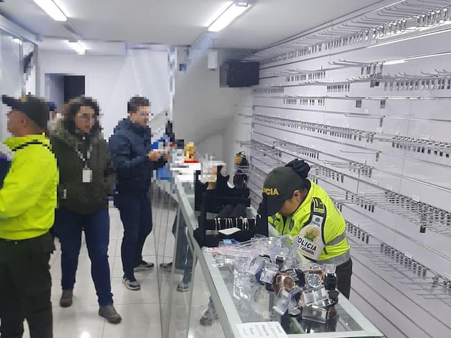 Dian aprehendió millonaria cifra en mercancía de contrabando tras operativo en Bogotá. Foto: Suministrada.