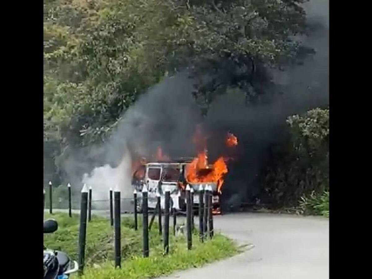Disidencias quemaron una buseta de servicio público en Angostura