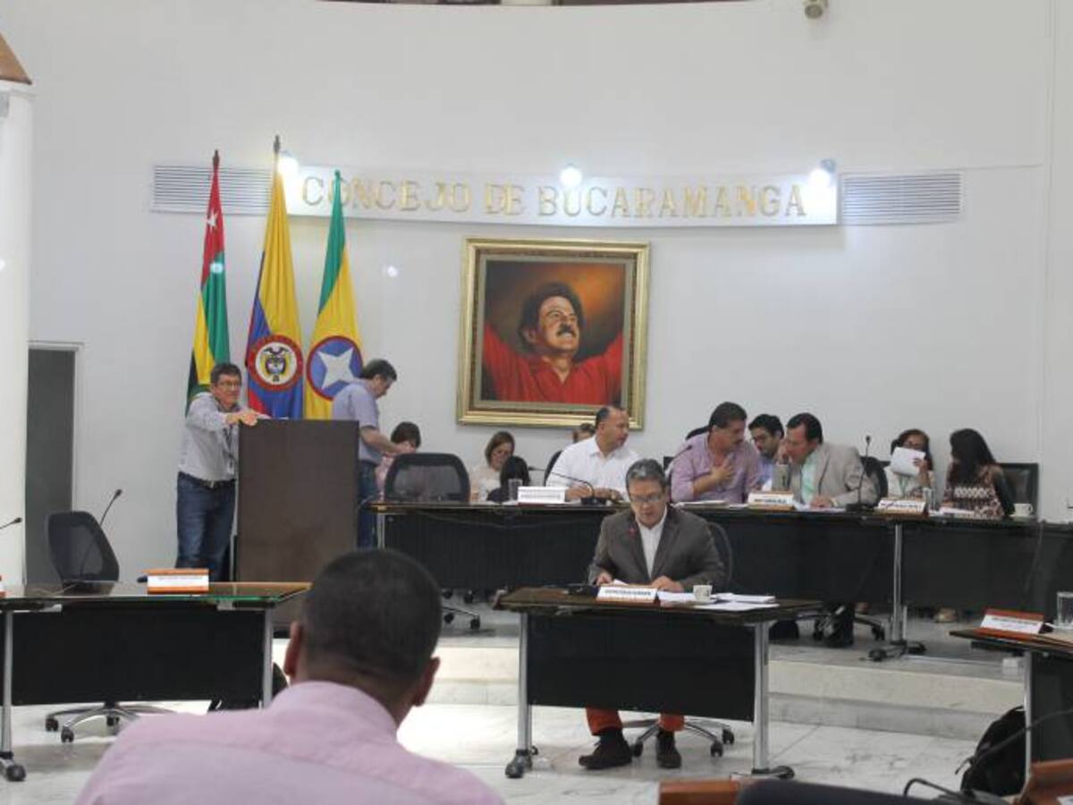 Concejales piden que alcalde "deje los chistes y no haga el show"