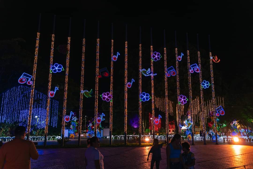 Alumbrado navideño en la plazoleta del CAM en Armenia. Foto Cortesía Edeq
