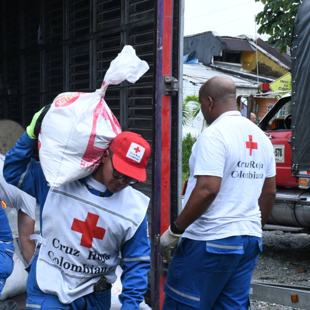 Más de 400 toneladas de ayudas ya llegan a afectados por el terremoto en Colombia