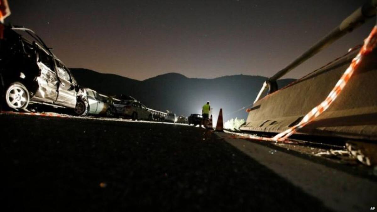 El autobús impactó contra varios vehículos antes de desbarrancarse, en la región de Campania.