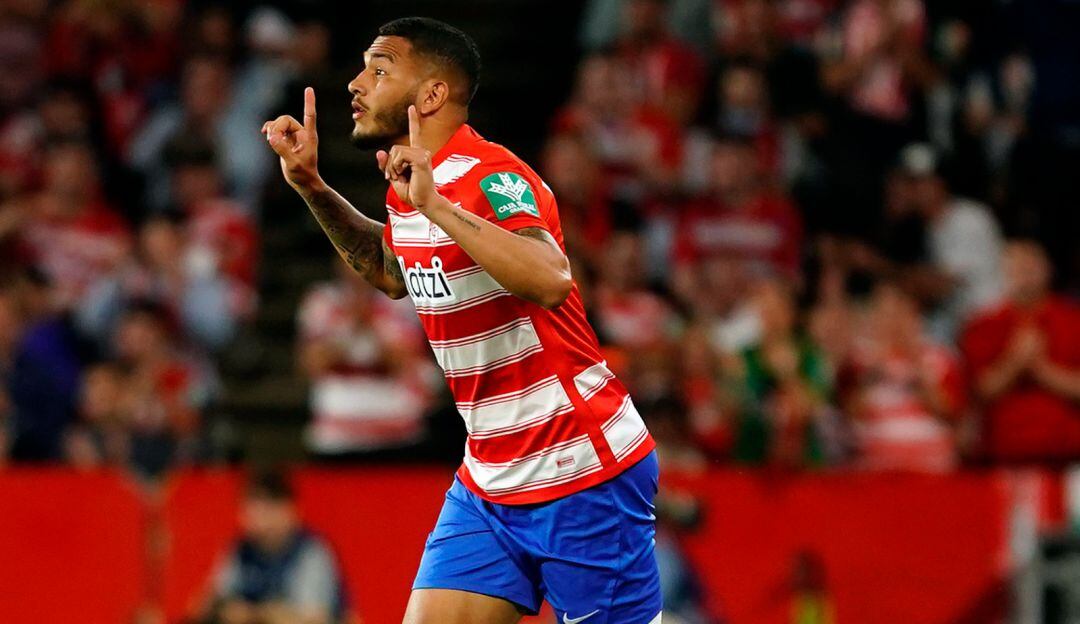 Luis Suárez en su momento de ingresar al campo de juego.