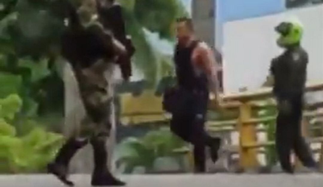 Policías presenciaban a civiles disparando contra la población.