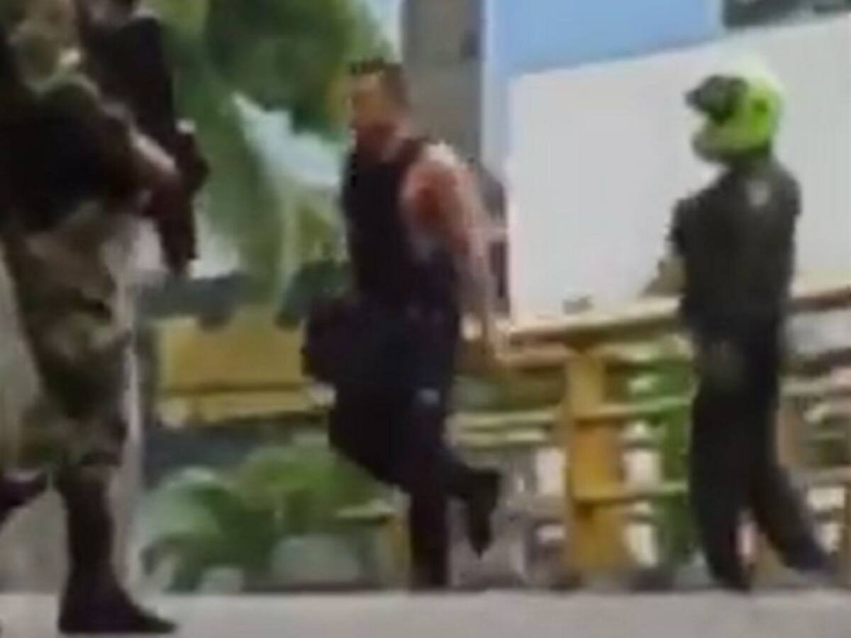 Policías no habrían hecho nada cuando civiles disparaban en marchas