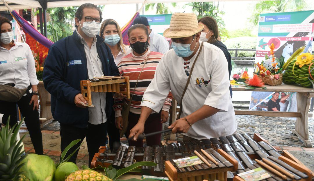 El ministro de Agricultura, Rodolfo Navarro Zea, observa marimbas de chonta producidas en Nariño