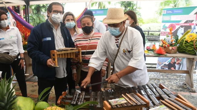 El ministro de Agricultura, Rodolfo Navarro Zea, observa marimbas de chonta producidas en Nariño