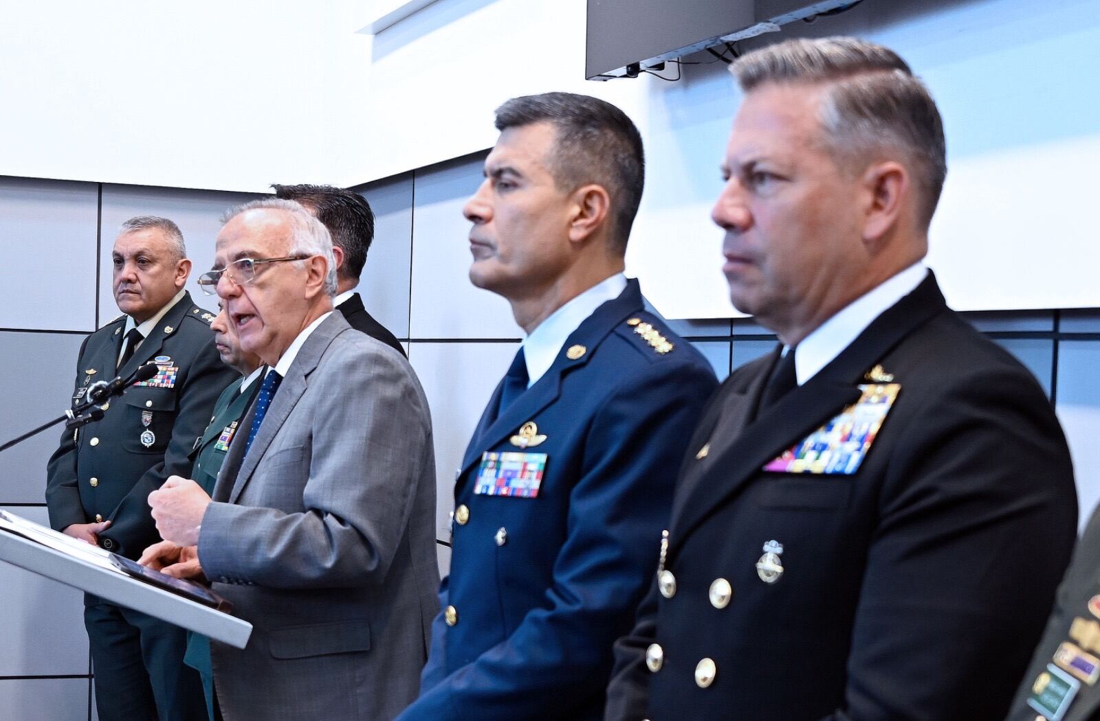 Ministro de Defensa, Iván Velásquez, en compañía de la Cúpula Militar.