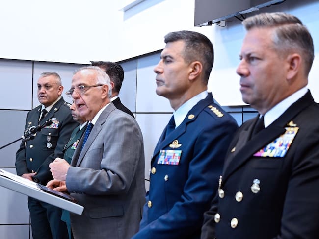 Ministro de Defensa, Iván Velásquez, en compañía de la Cúpula Militar.