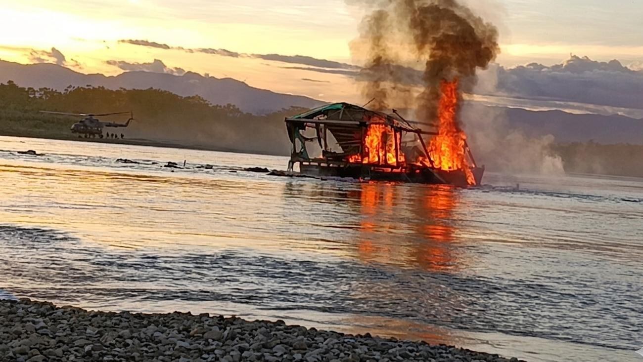 Destruida maquinaria utilizada para la explotación ilícita de oro. Foto Relacionada 