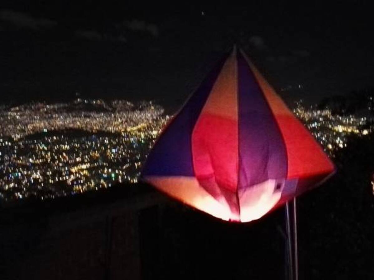 Primer incendio en Envigado provocado por globo de mecha incandescente en la temporada decembrina