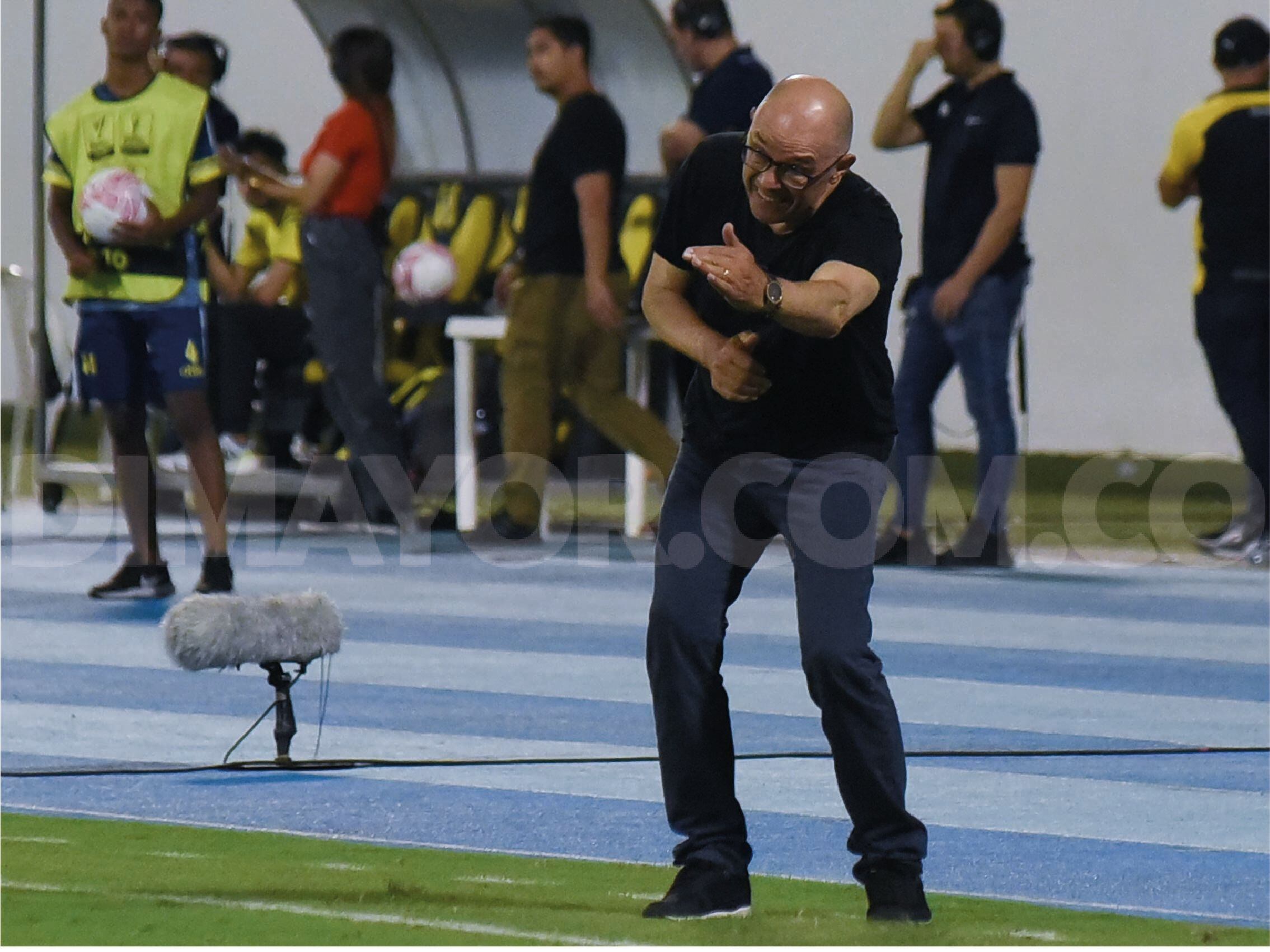 Alfredo Arias, técnico de Santa Fe, da indicaciones durante el juego ante Alianza Petrolera.