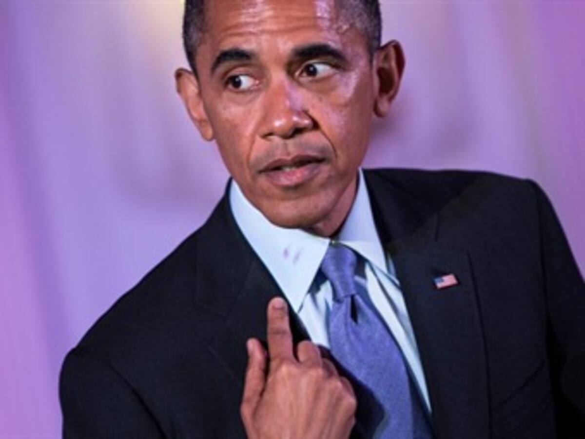 Barack Obama protagonizó divertida escena a causa de lápiz labial en su camisa