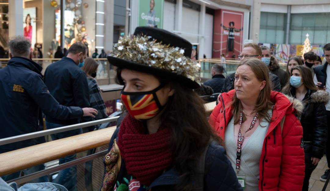 Pese al avance de la cepa ómicron en Reino Unido, la ciudadanía se aglomera para adelantar las compras navideña. Foto: Getty