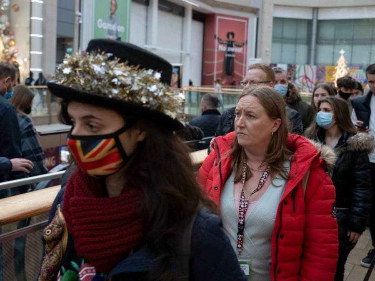 Ómicron se transmite más rápido y reduce efectividad de vacunas: OMS