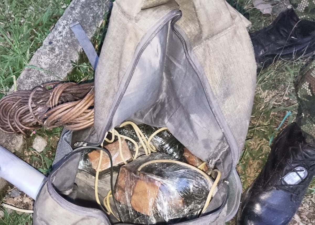 El sospechoso huyó del sector ante los controles viales de la Fuerza Pública, dejando el material acondicionado dentro de una maleta. Crédito: Ejército Nacional.