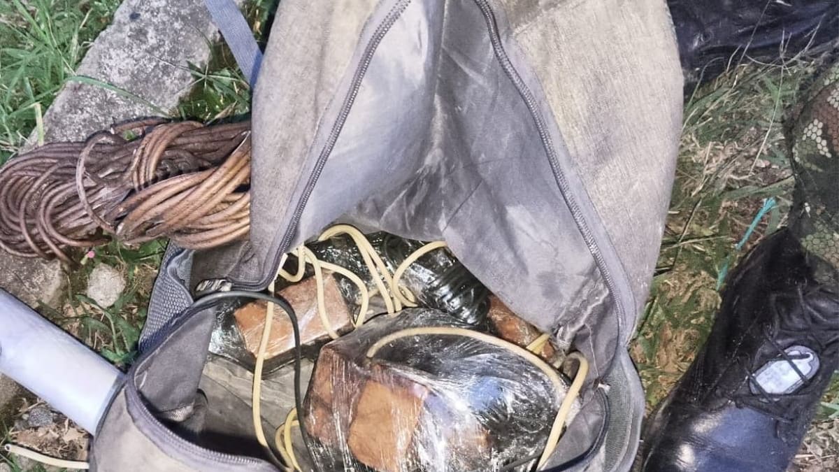 El Ejército sorprendió a un hombre instalando explosivos en la vía Panamericana del Cauca