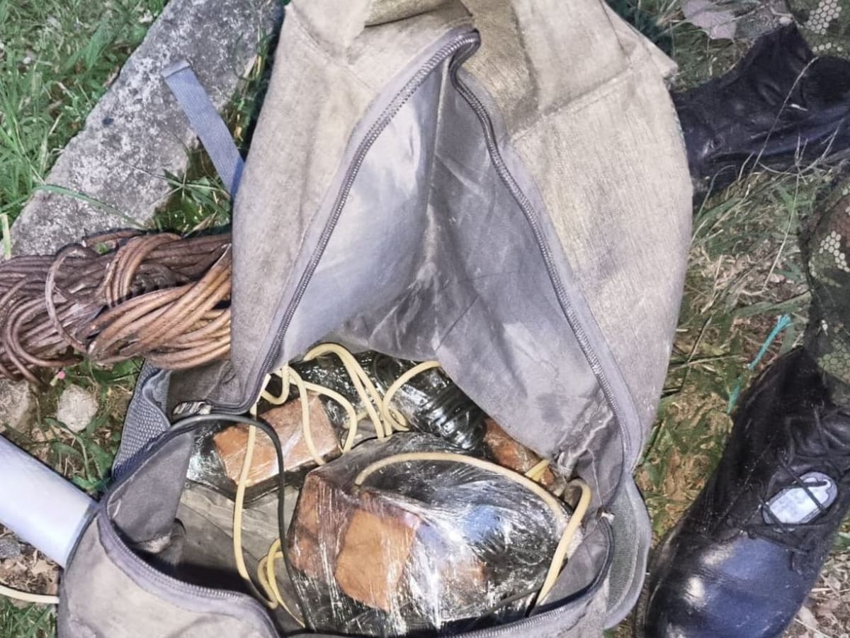 El Ejército sorprendió a un hombre instalando explosivos en la vía Panamericana del Cauca