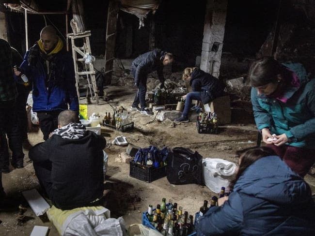 Fabrica ucraniana dejó de hacer cerveza para que gente haga bombas molotov