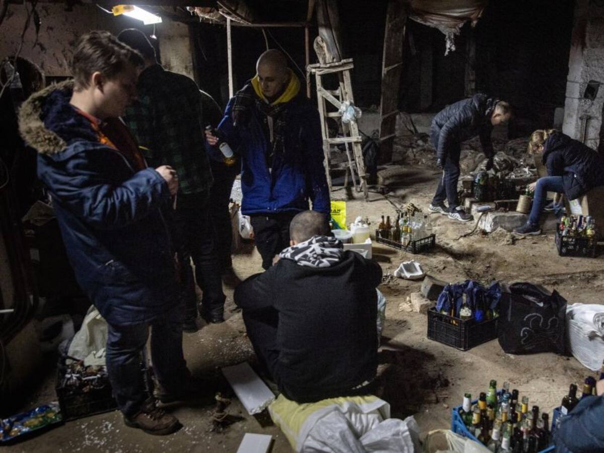 Fábrica ucraniana dejó de hacer cerveza para que gente haga bombas molotov