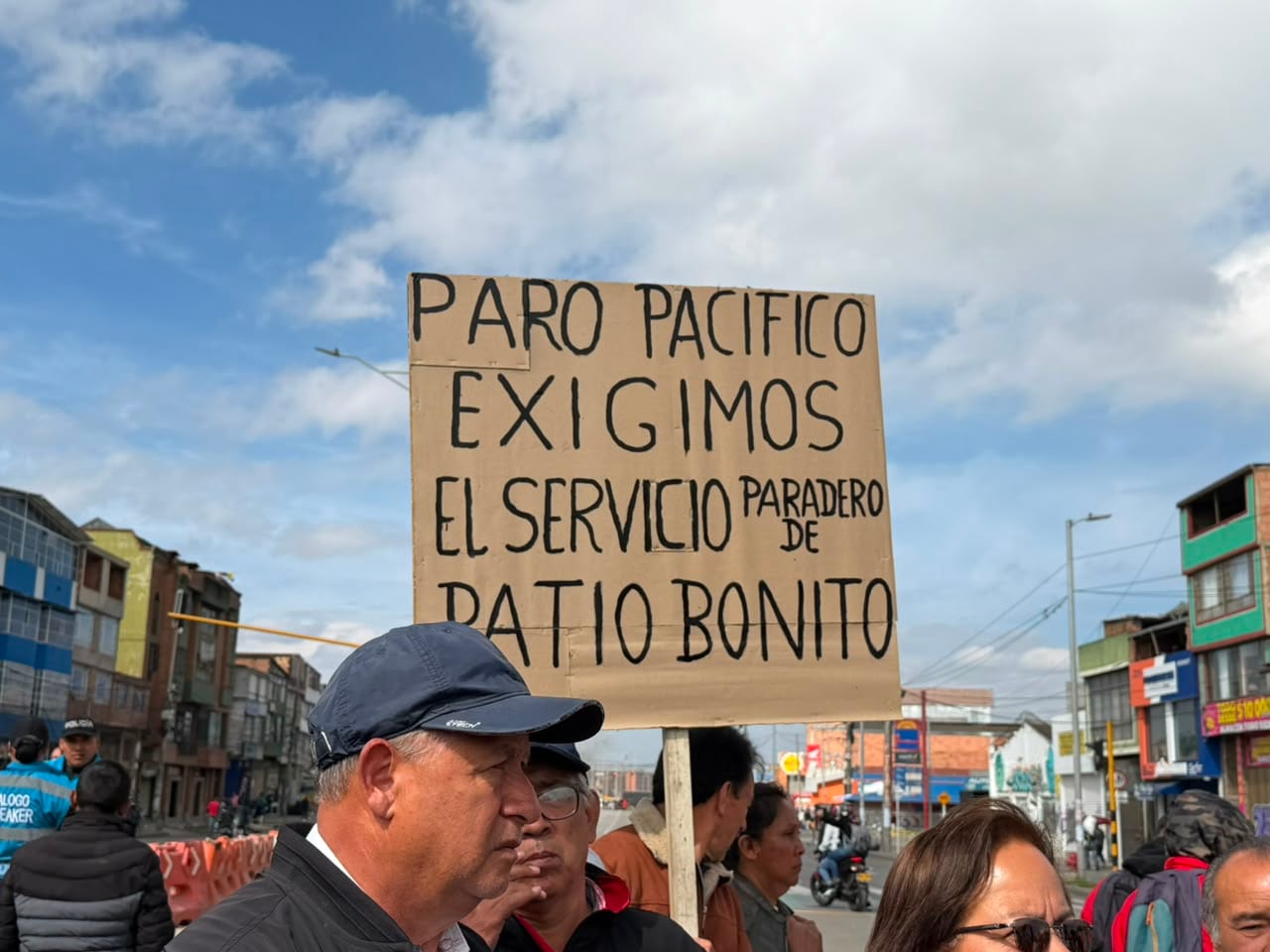 Habitantes en Bogotá exigen la apertura de la troncal Avenida Ciudad de Cali. Foto: Caracol Radio.
