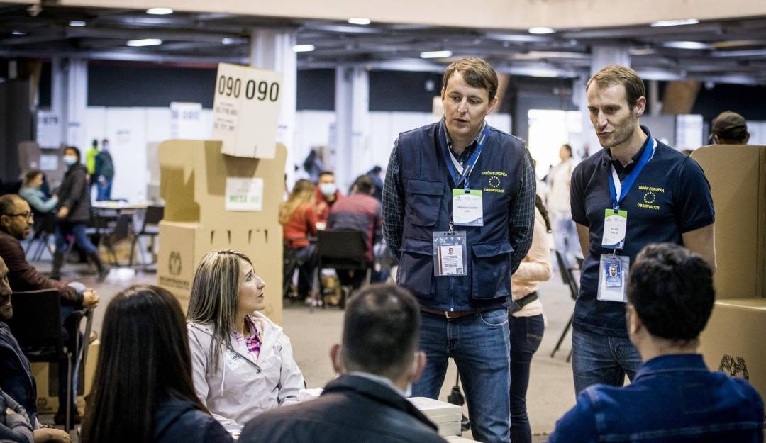 El jefe de la MOEUE Javi López (izquierda) y el observador Sylvain Schultze (derecha) visitan el centro de votación Corferias.                                          Foto: Ezequiel Scagnetti / MOEUE Colombia