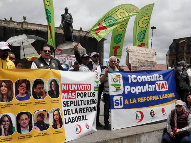 AME1489. BOGOTÁ (COLOMBIA), 28/05/2025.- Integrantes de sindicatos, centrales obreras y simpatizantes del Gobierno del presidente de Colombia, Gustavo Petro, protestan durante el primer día de paro nacional este miércoles, en Bogotá (Colombia). El "gran paro nacional" de Colombia, convocado por centrales obreras para respaldar la consulta popular y las reformas sociales del Gobierno, comenzó con bloqueos de portales de transporte público en Bogotá y poca afluencia a las manifestaciones. EFE/ Carlos Ortega
