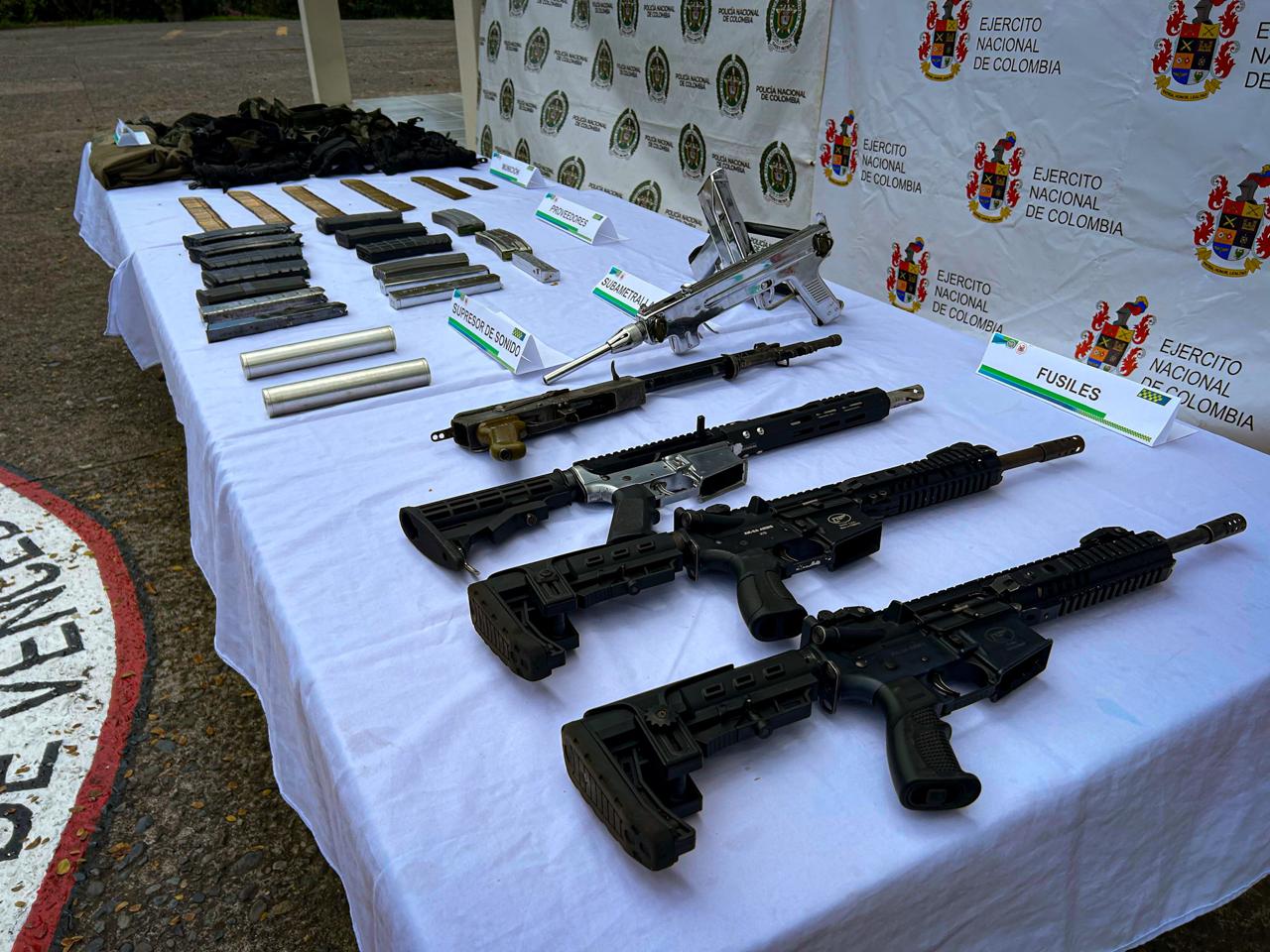 Incautación de armamento al Clan del Golfo en Jericó. Foto: Cortesía Ejército